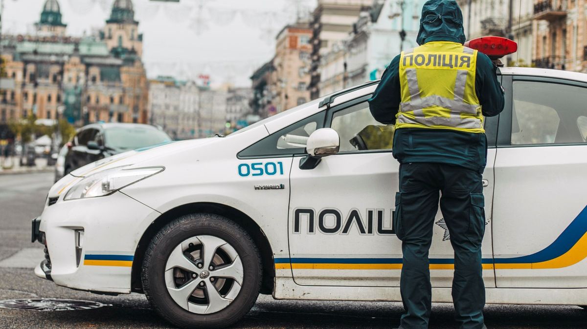В Киевской области копы перекрывают трассы и досматривают транспорт: что случилось