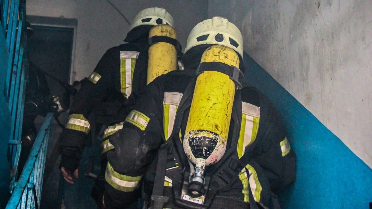 В Киеве из горящей квартиры спасли женщину