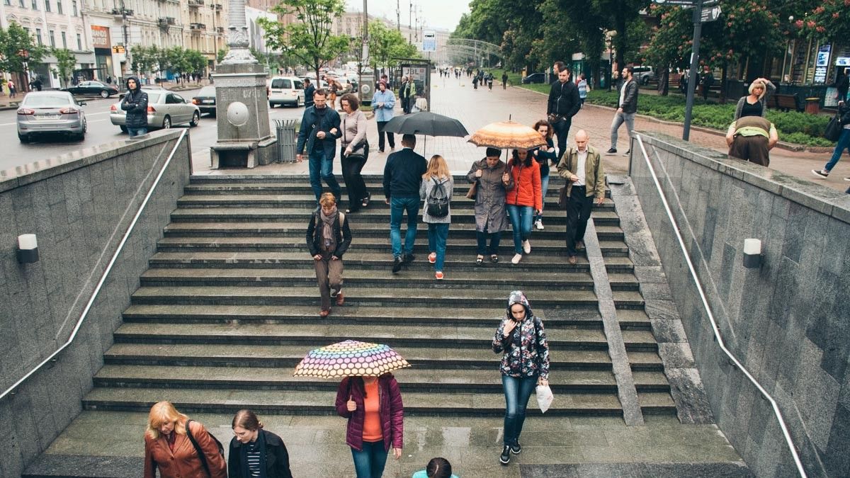 Жителей Киева просят закрыть окна и не ходить возле деревьев