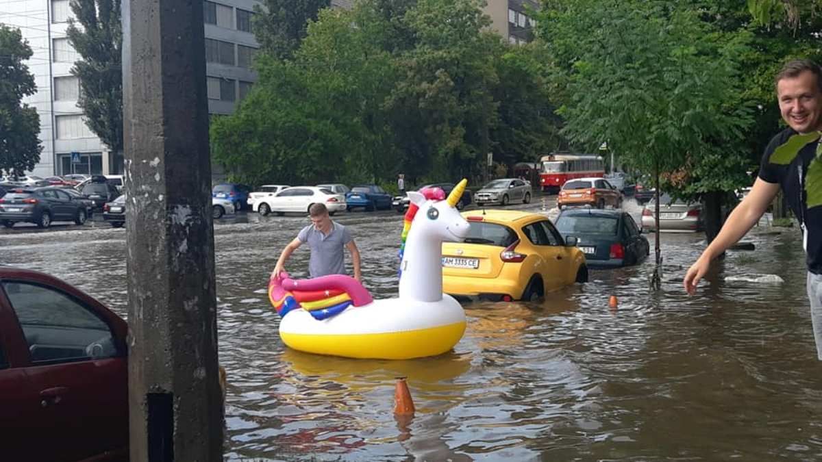 Киев готовится в потопам: коммунальщики активно чистят ливневки
