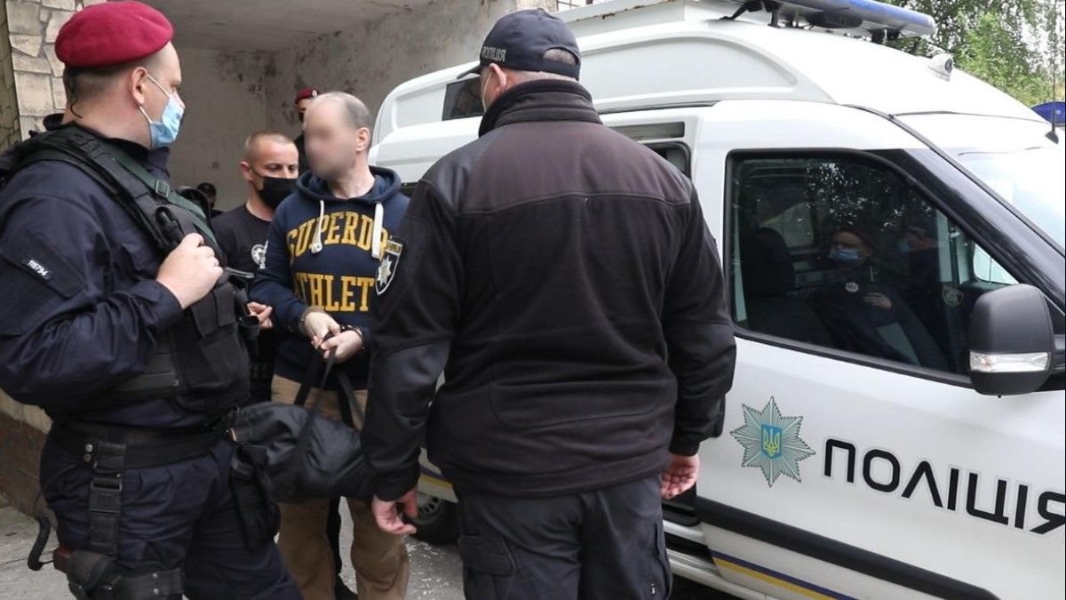 Шантажировал и подсыпал наркотики: в Киеве врач-венеролог избил одну девушку битой, а вторую убил