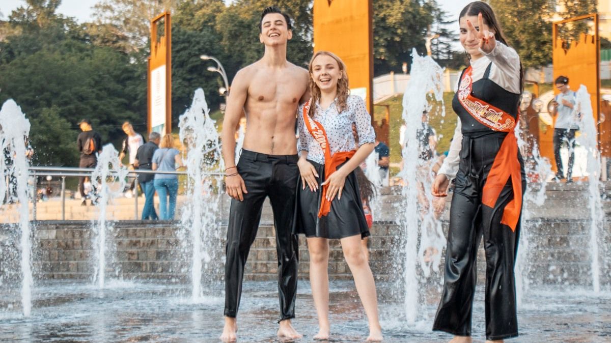 Без родителей: в Киеве разрешили проведение Последнего звонка и празднование выпускных, но с условием