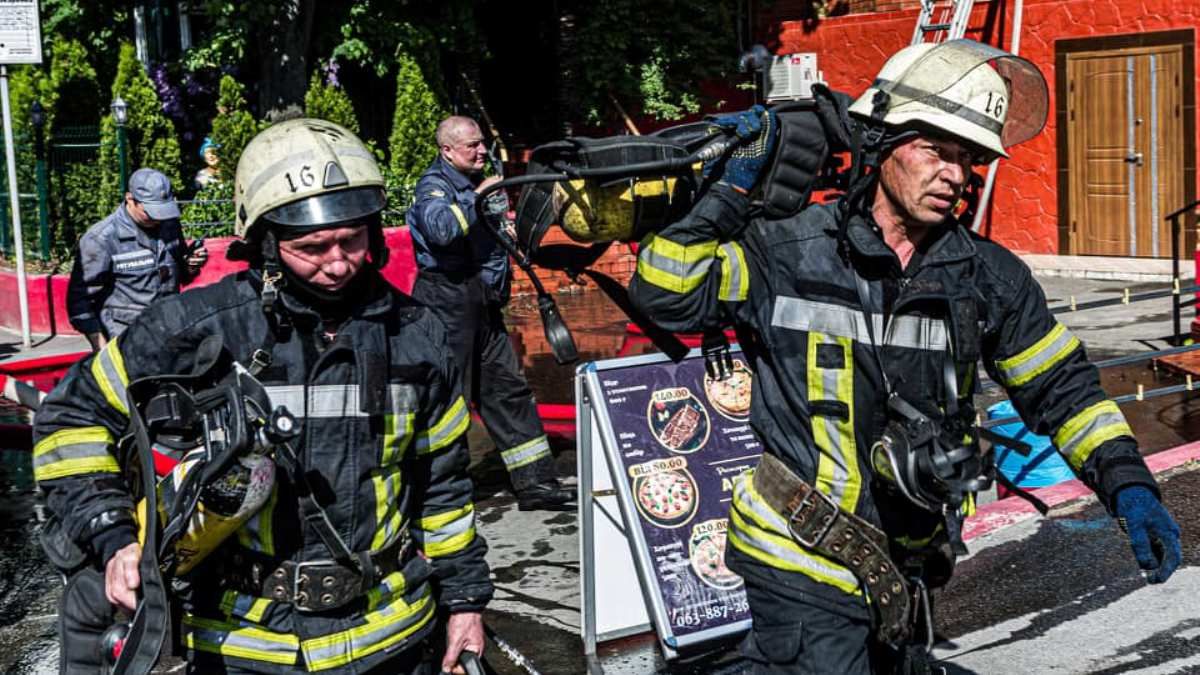 В Киеве загорелось придорожное кафе