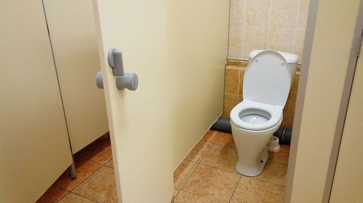 В Киеве мужчина нападал и насиловал женщин в туалете торгового центра