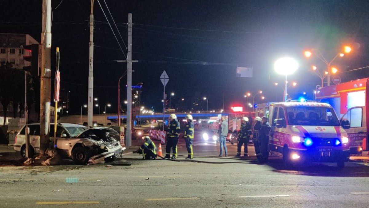 В Киеве на Оболонском проспекте столкнулись 4 автомобиля: есть пострадавшие