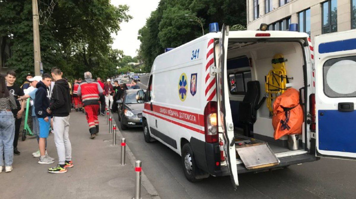 В Киеве на Почтовой площади пьяный мужчина упал с парапета головой вниз: его увезла скорая