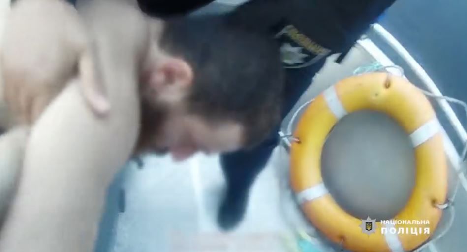 Кричал о помощи: в Киеве возле моста Патона из Днепра достали иностранца