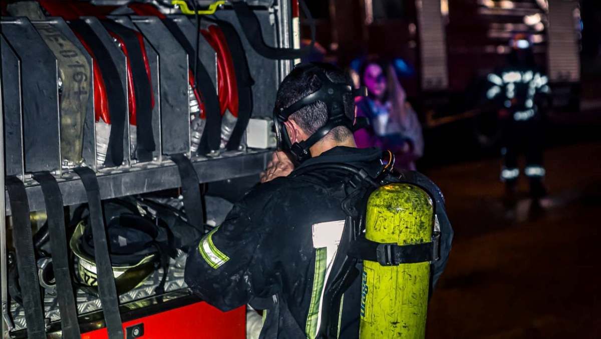 В Киеве в многоэтажке случился пожар: людей эвакуировали