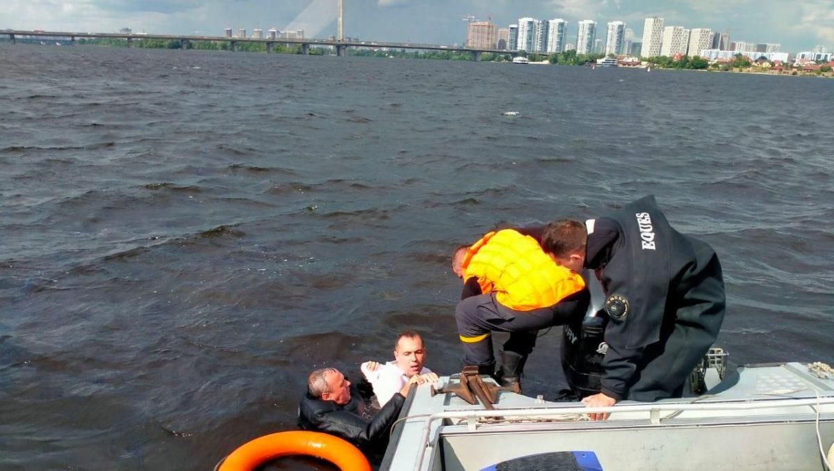 В Киеве на Днепре спасли утопающего мужчину