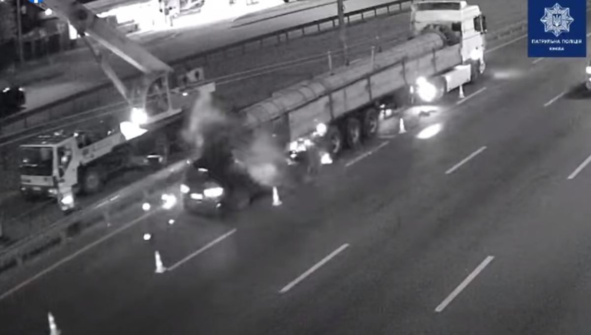 В Киеве на Окружной внедорожник Audi влетел под фуру: видео момента ДТП