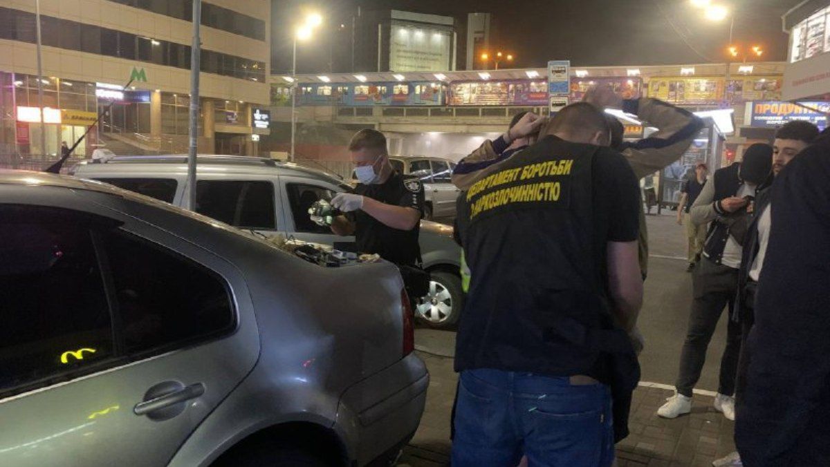 Экстези и психотропы: как в Киеве на Левобережке с поличным задержали барыгу