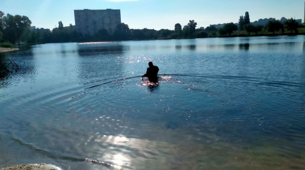 В Киеве из озера достали тело женщины