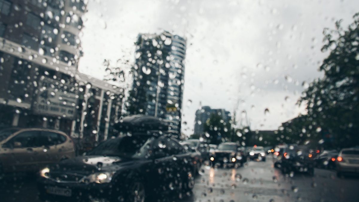 Жителям Киева нужно закрыть окна и держаться подальше от рекламных щитов и деревьев