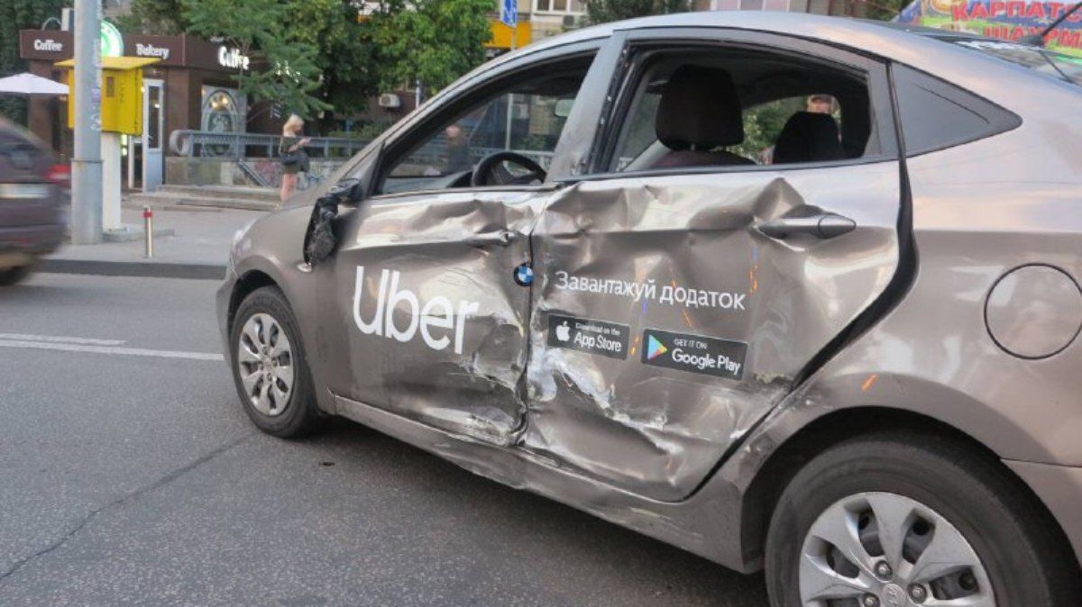 Налево с крайнего правого: появилось видео смертельной аварии такси и мотоцикла на бульваре Шевченко