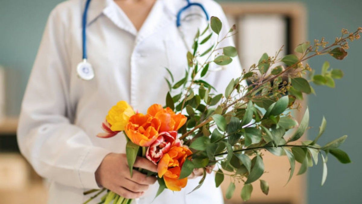День медработника 2021: красивые поздравления в стихах педиатру, хирургу, гинекологу, окулисту