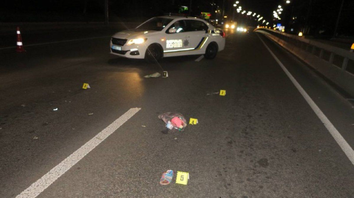 В Киеве на Дружбы Народов сбили женщину, которая перебегала 8-полосную дорогу