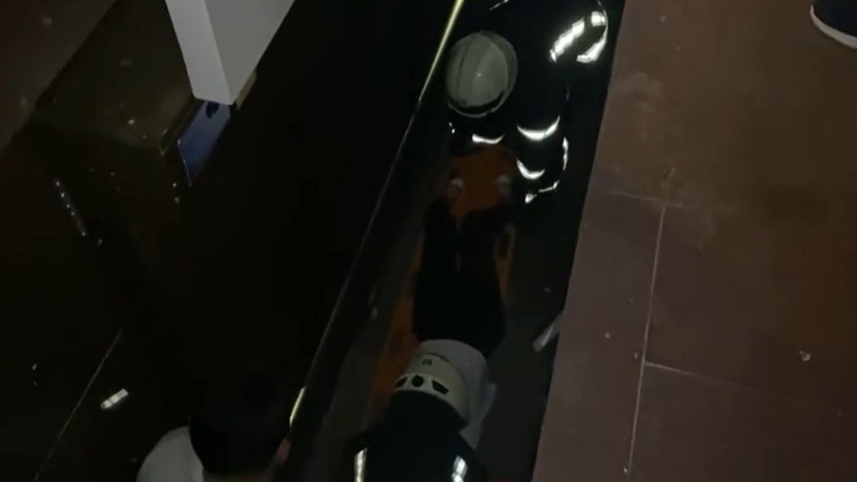 В Киеве женщина упала в приямок дома и ударилась головой: ее доставали спасатели