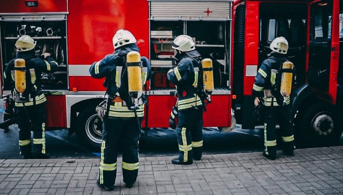 В Киеве в Днепровском районе загорелась многоэтажка