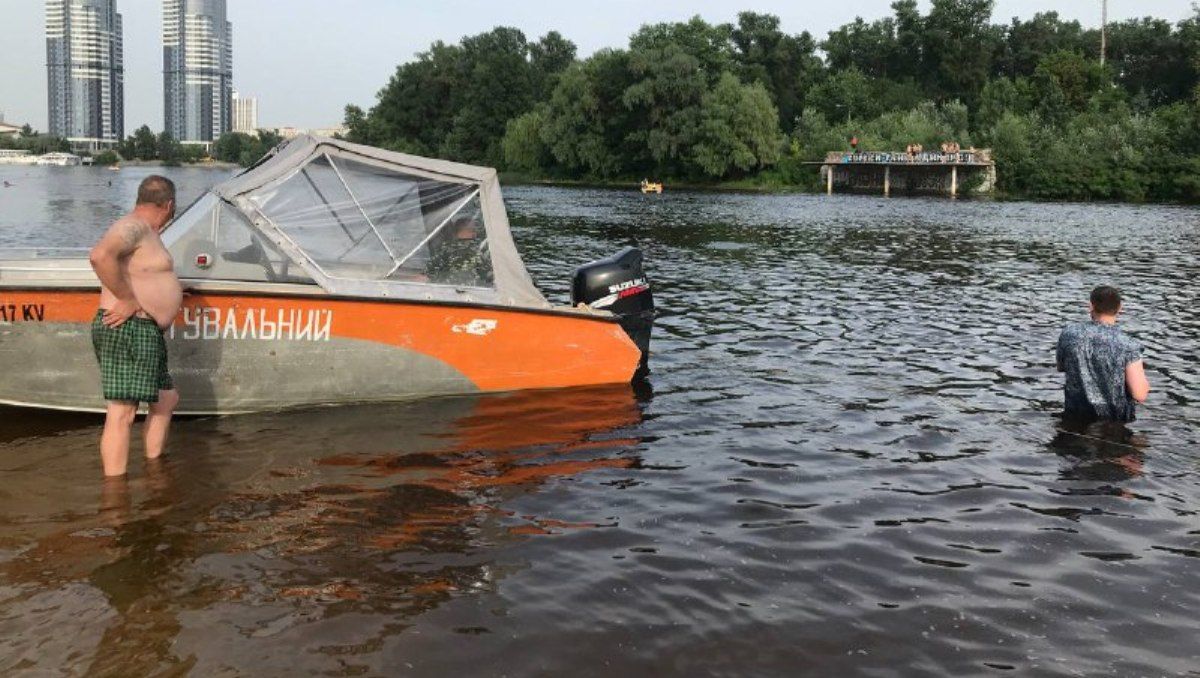 В Киеве на Гидропарке в Днепре пропал мужчина: его искали спасатели и водолазы