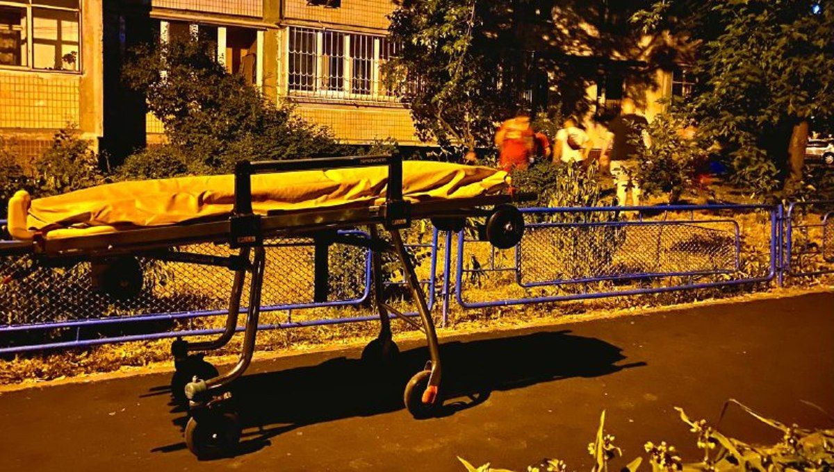 В Киеве на Радужной пьяный мужчина выпал из окна