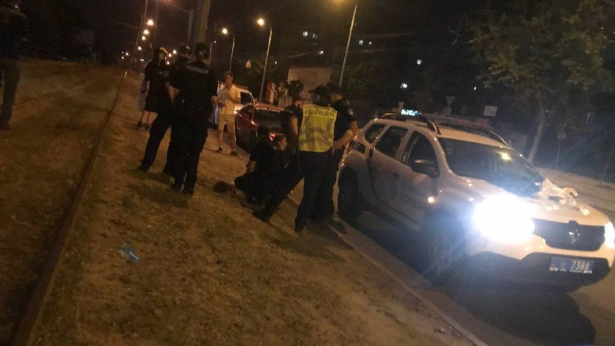 В Киеве задержали неадекватную женщину: в сумке нашли шприцы и вещества