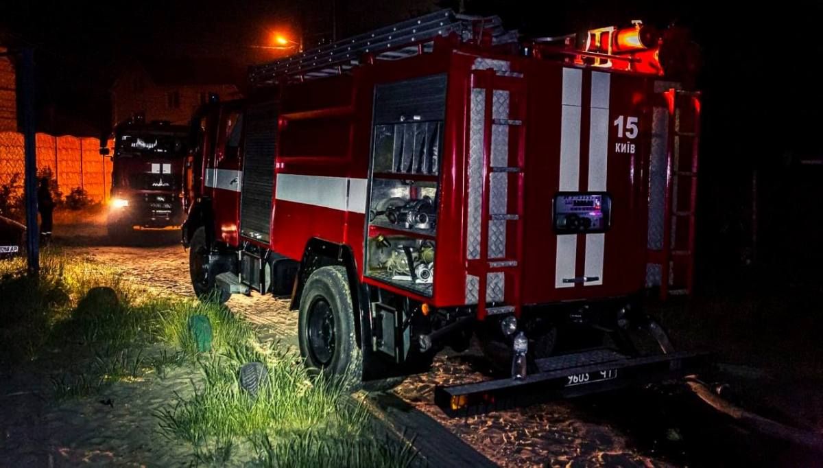 В Киеве на Осокорках загорелся частный дом