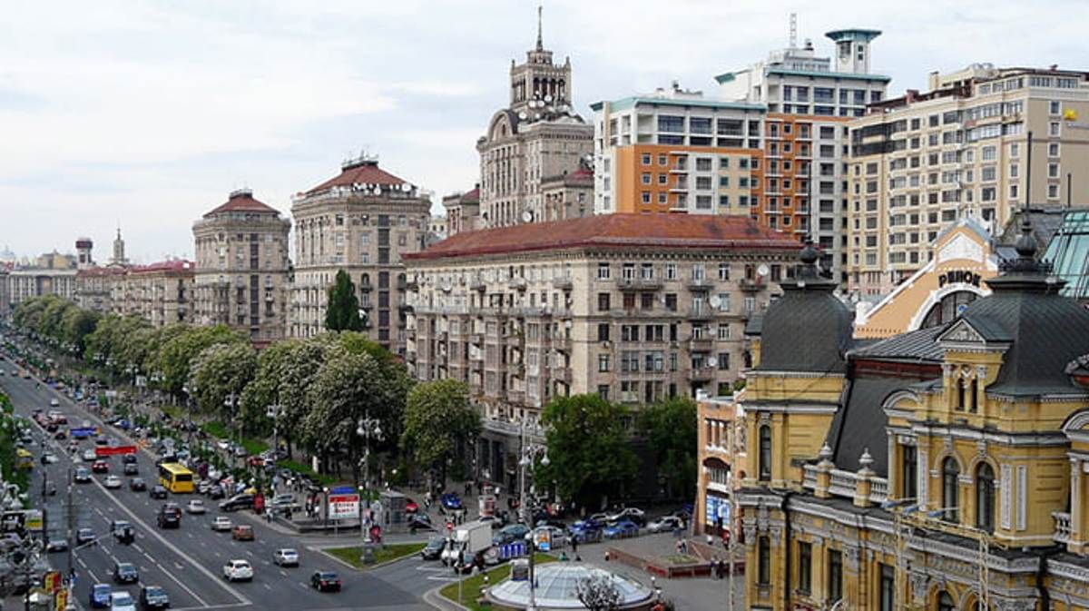 В Киеве на Крещатике мужчина выпал из окна многоэтажки и разбился