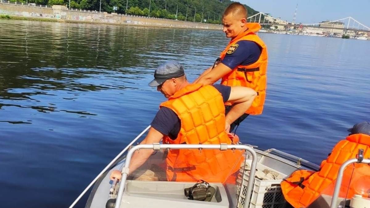 В Киеве из Днепра выловили тело человека