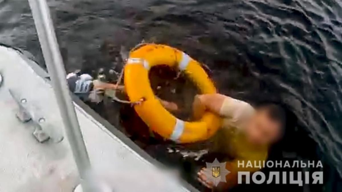 В Киеве пьяный мужчина во время экскурсии выпал за борт теплохода