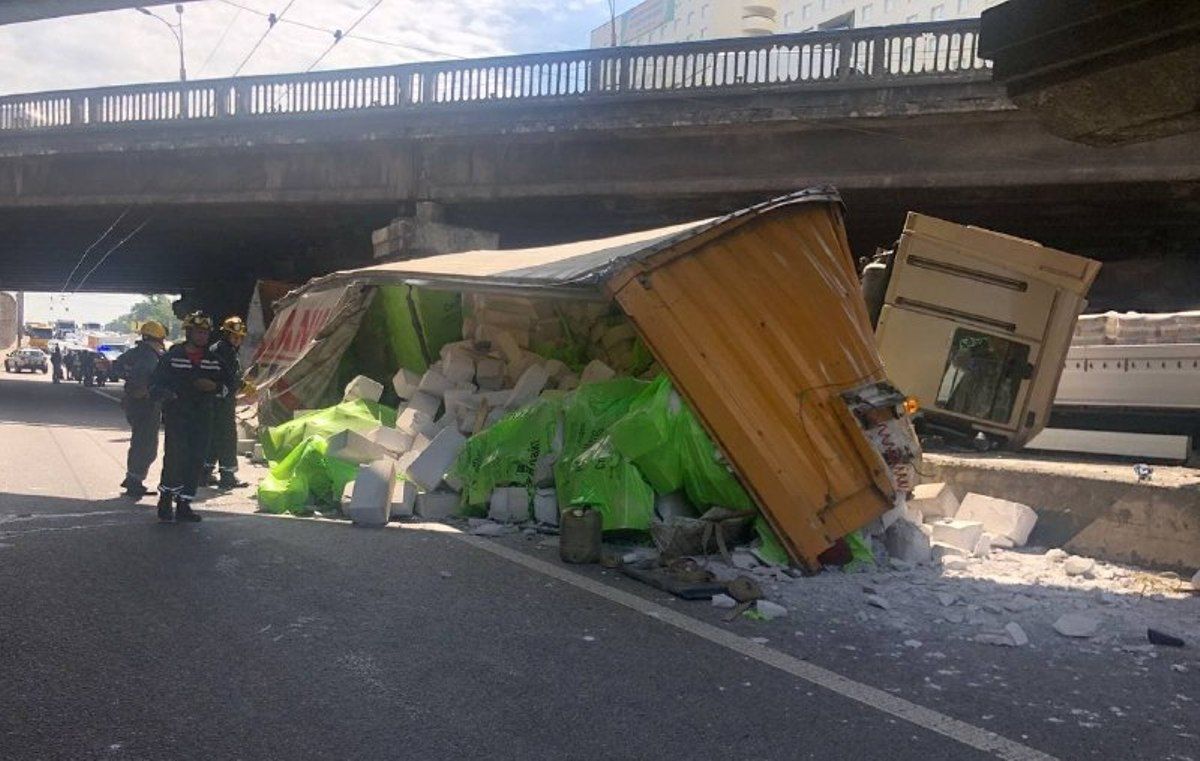 В Киеве на проспекте Победы перевернулась груженая фура и перекрыла движение под путепроводом