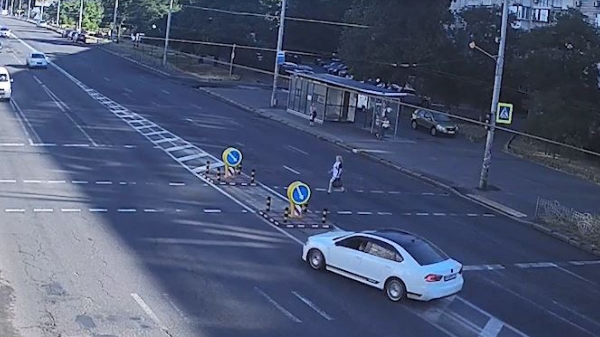 В Киеве водитель Volkswagen выехал на встречку, чтобы не сбить пешехода