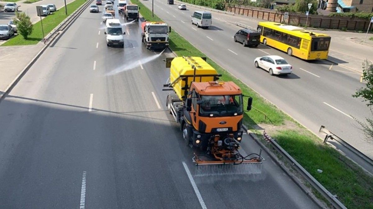 В Киеве в усиленном режиме поливают дороги: причина