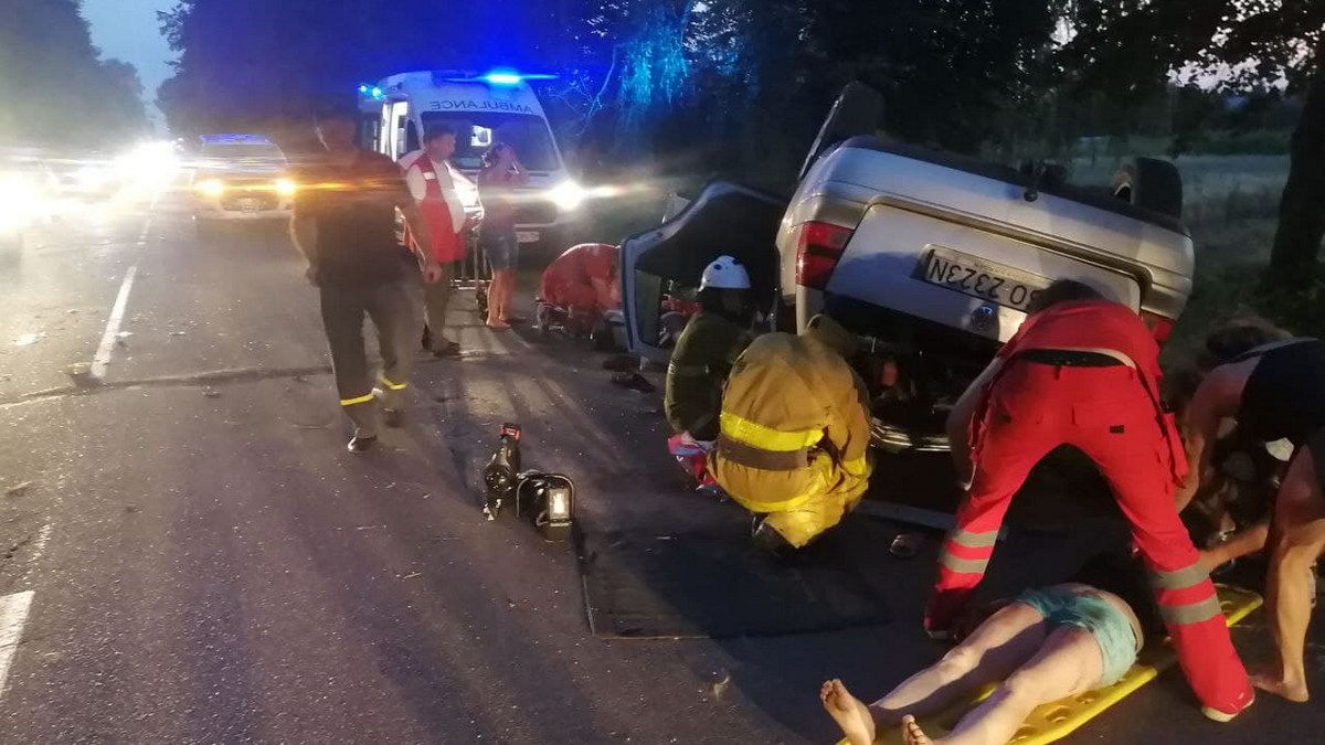 Смертельное ДТП с 16 пассажирами в салоне: под Киевом перевернулся Vоlkswagen с детьми