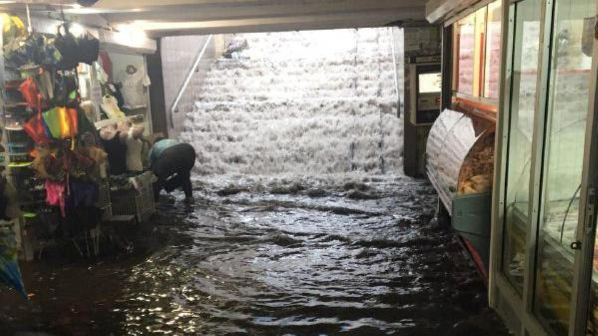 Водолазы спасли заблокированных в подземном переходе людей: в Киеве выпала недельная норма осадков