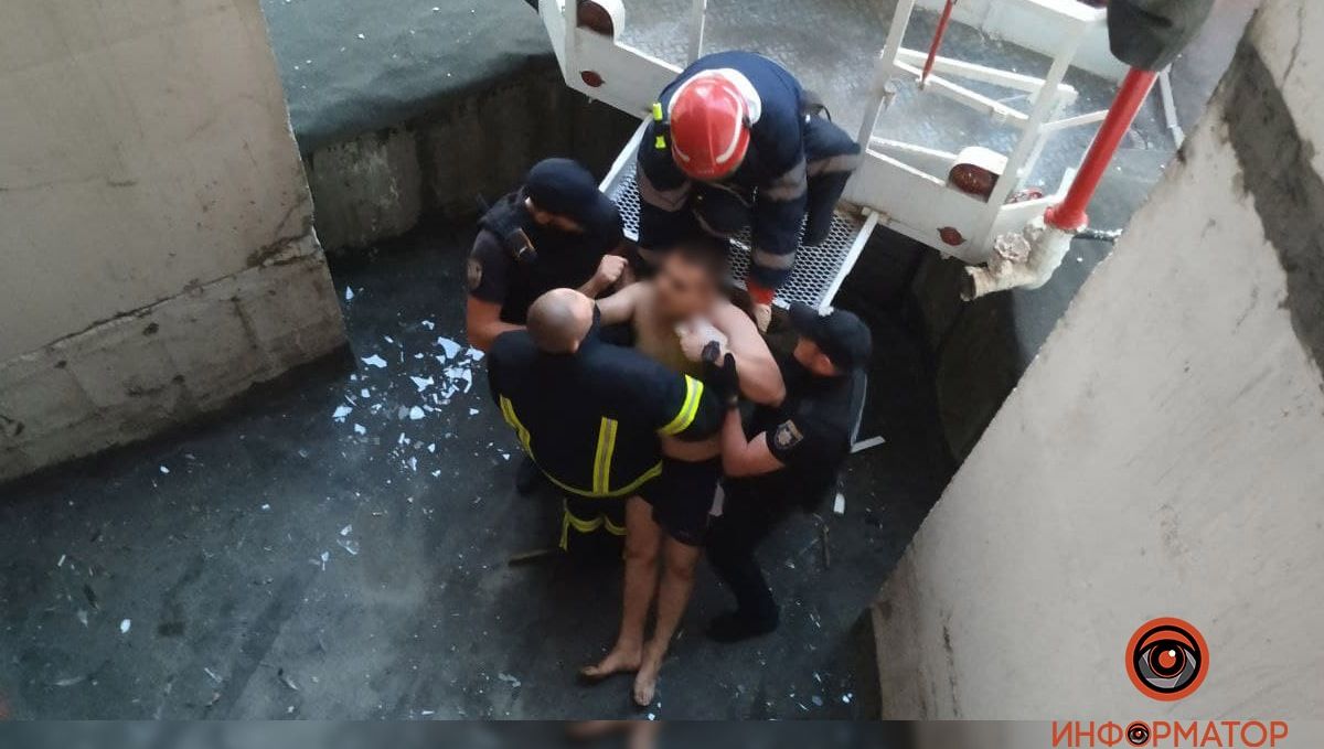 В Киеве неадекватный мужчина выбил окно, выпрыгнул с 5 этажа, упал на козырек дома и выжил: его доставали спасатели