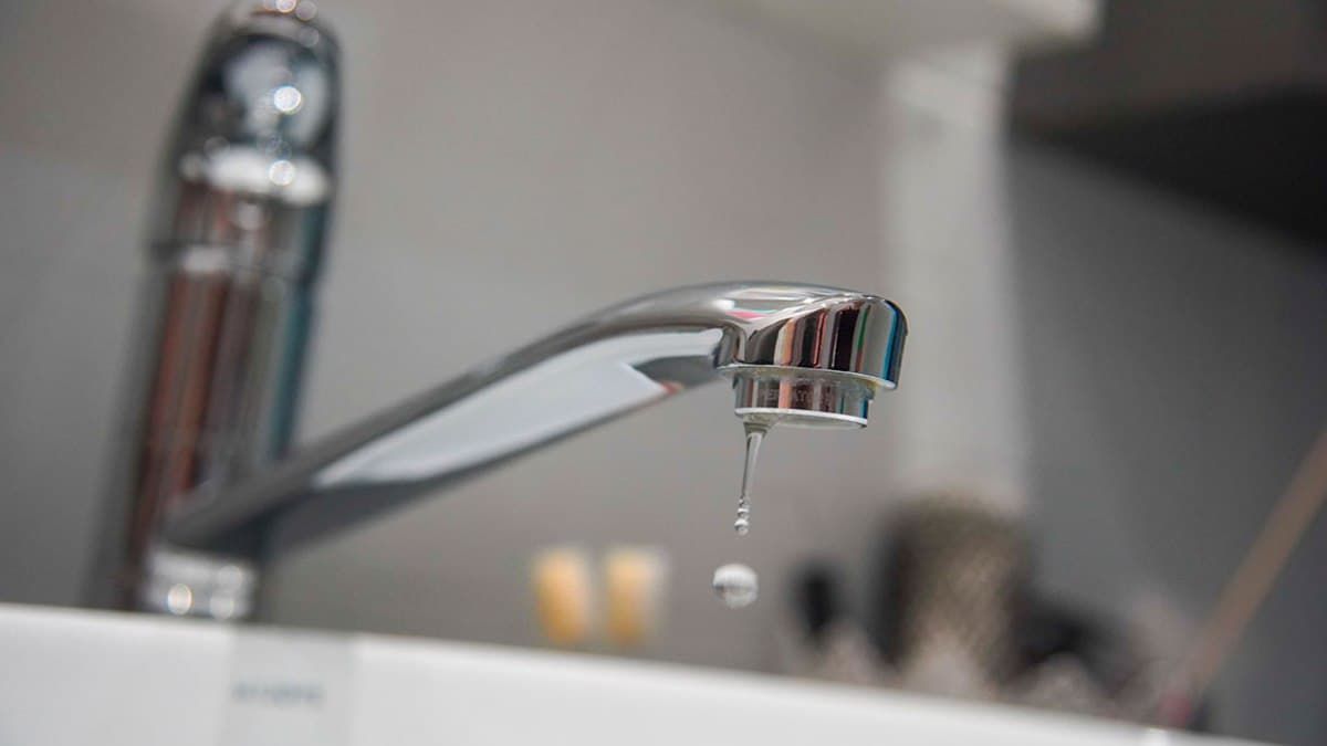 В Киеве из-за аварий трубопровода десятки домов остались без холодной воды: проверь свой адрес