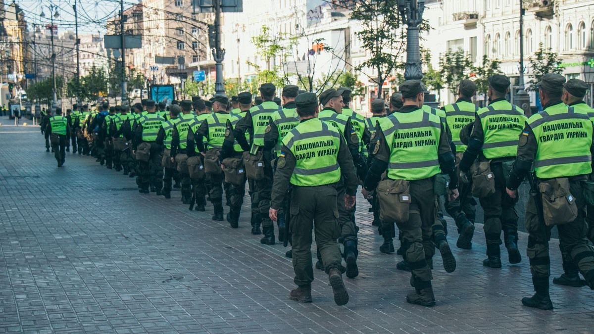 В центр Киева стянули силовиков и спасателей