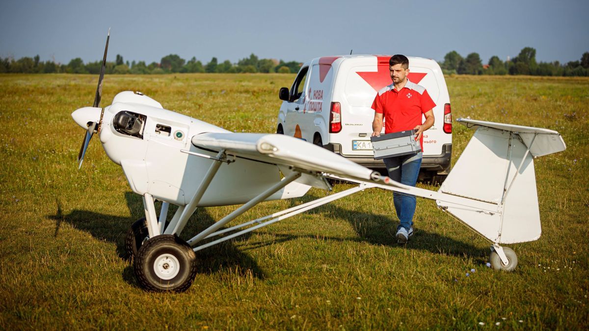 Впервые в Украине: Новая почта протестировала доставку посылки беспилотным летательным аппаратом