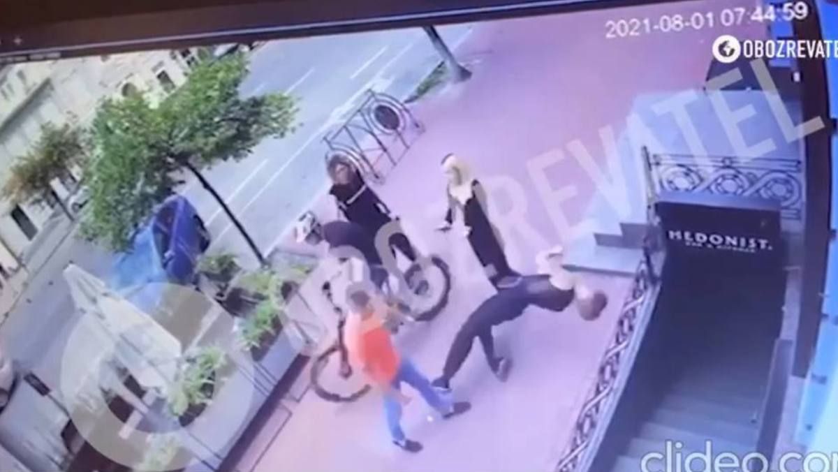 Видео момента нападения УДОшника на парня из балета Дорофеевой