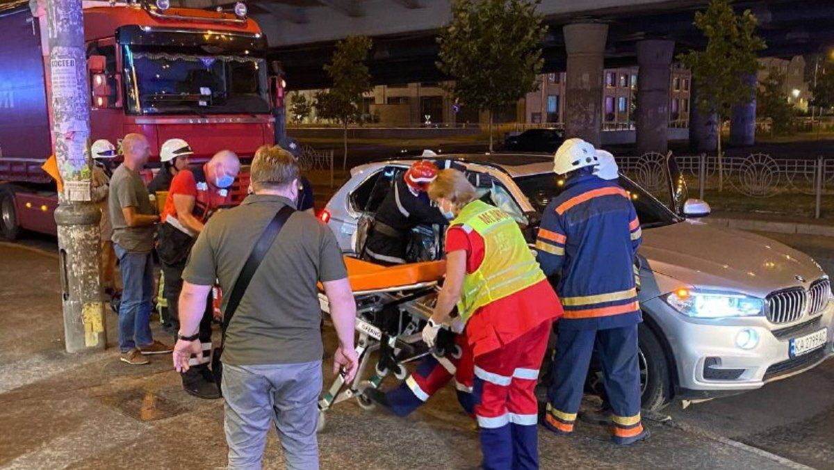 В Киеве пьяный водитель BMW X5 влетел в фуру: в машине зажало женщину