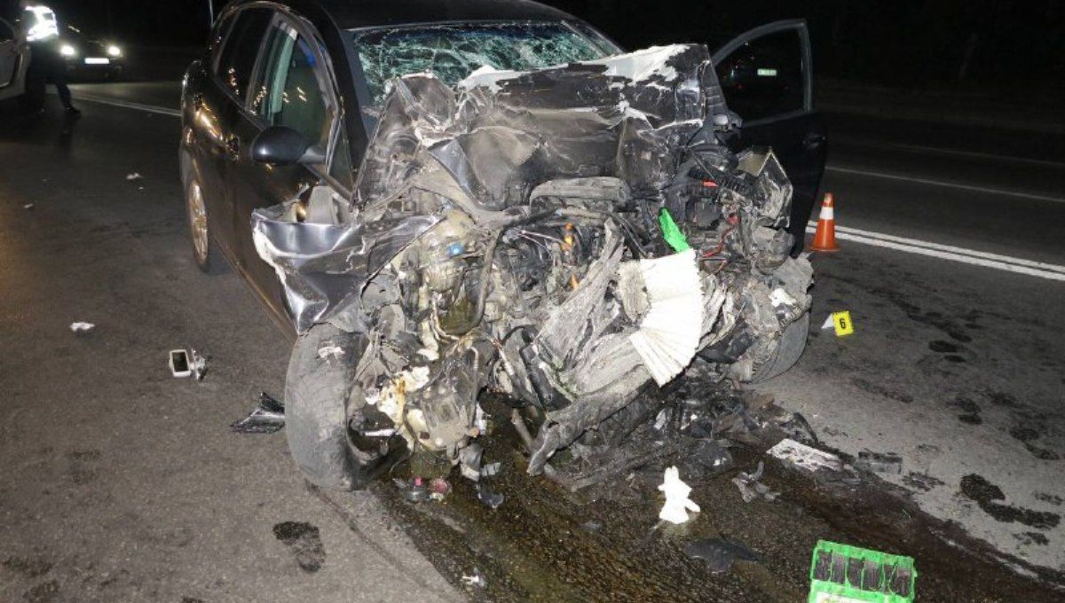 В Киеве лоб в лоб столкнулись Seat и Volkswagen Touareg: водитель хэтчбека погиб на месте