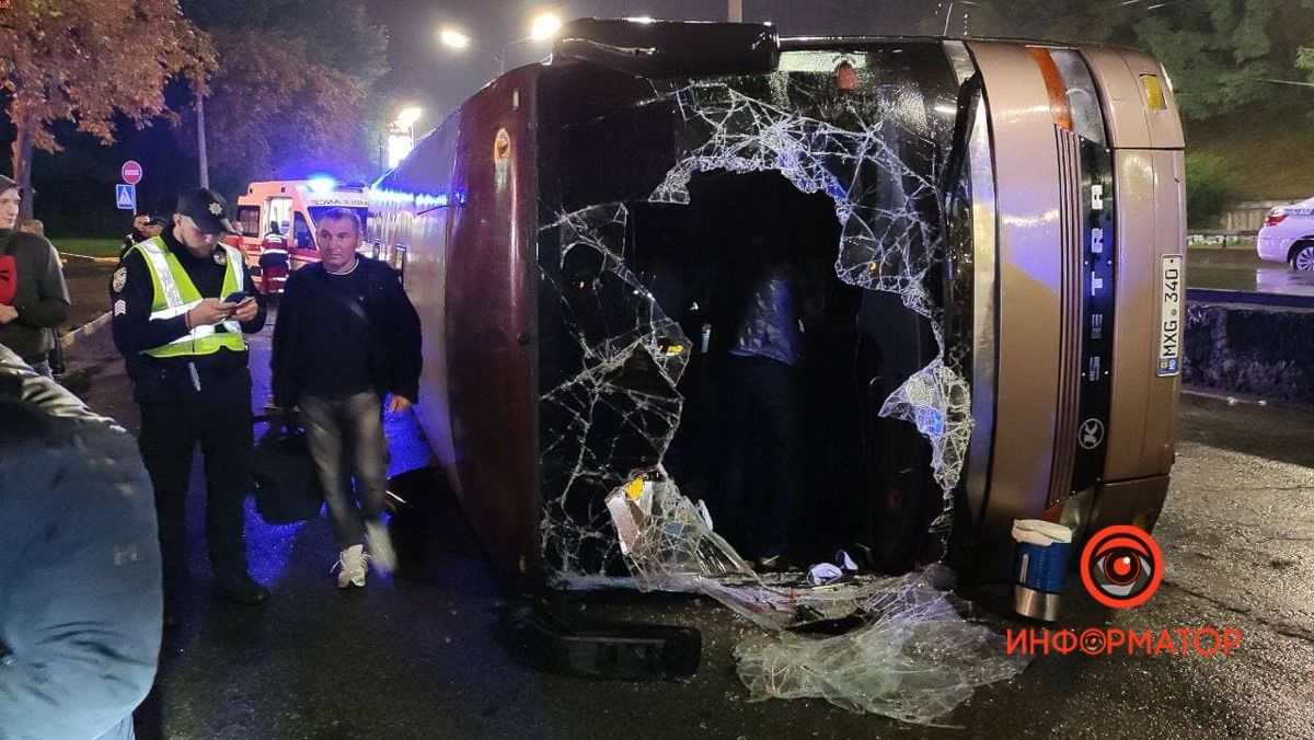 В Киеве на Елены Телиги на ходу перевернулся рейсовый автобус с пассажирами: пострадавших увезли в больницу, среди них есть дети