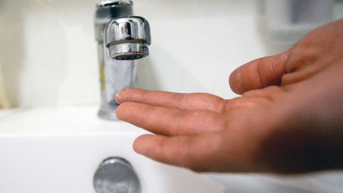 В Киеве всю неделю будут отключать воду и снизят давление в кранах: где, когда и кому сделать запасы