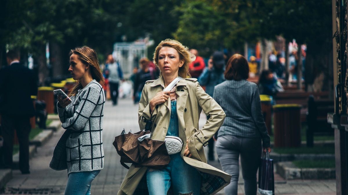 Закрыть окна и держаться подальше от рекламных щитов и деревьев: на Киев надвигается стихия