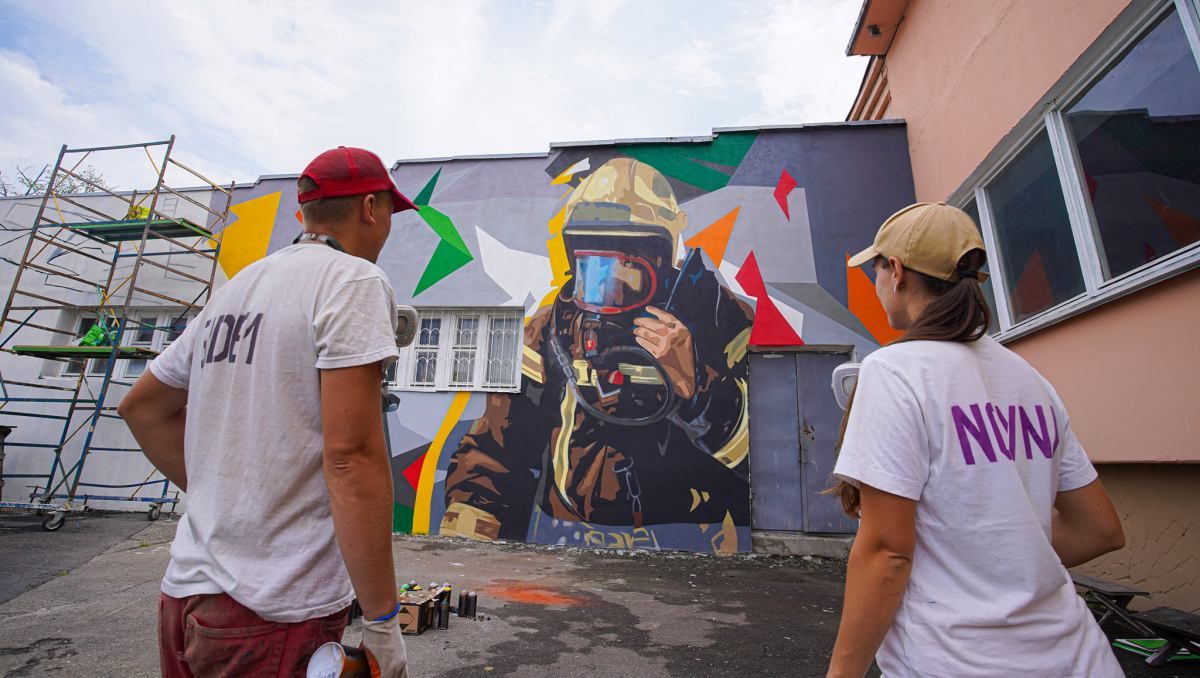 В Киеве на стенах пожарной части создали мурал ко Дню Спасателя: где и как он выглядит