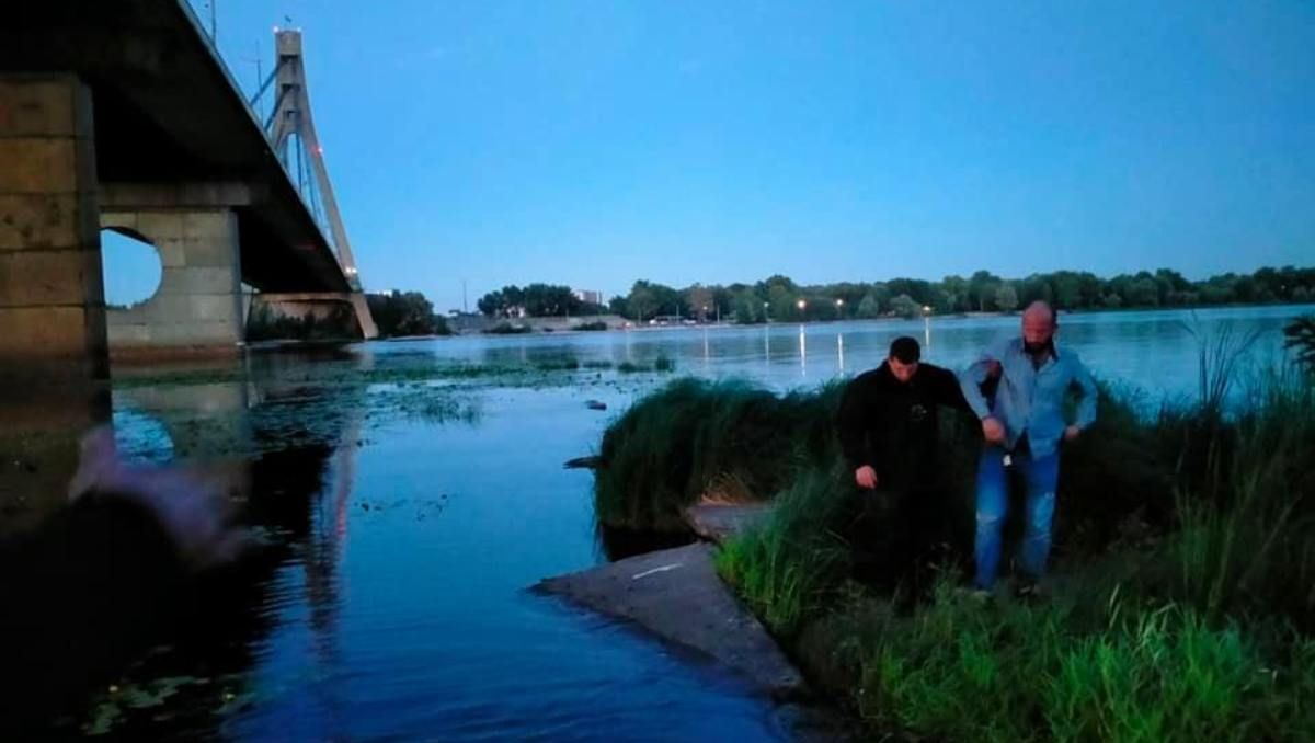 В Киеве мужчина спрыгнул с Северного моста: из воды его доставали спасатели