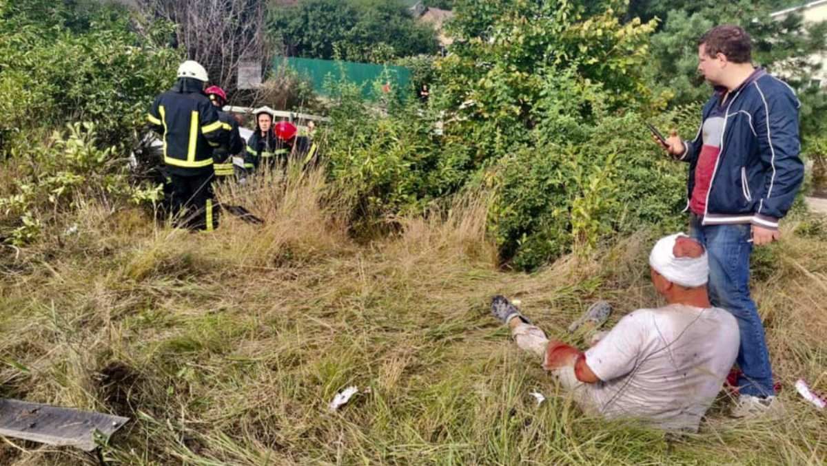 В Киеве на Богатырской Peugeot снес отбойник и улетел в кювет: пострадали три человека