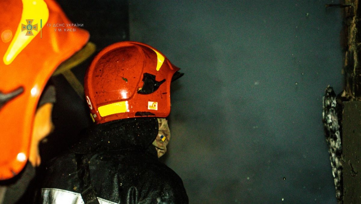 в Киеве из горящего дома спасли мужчину