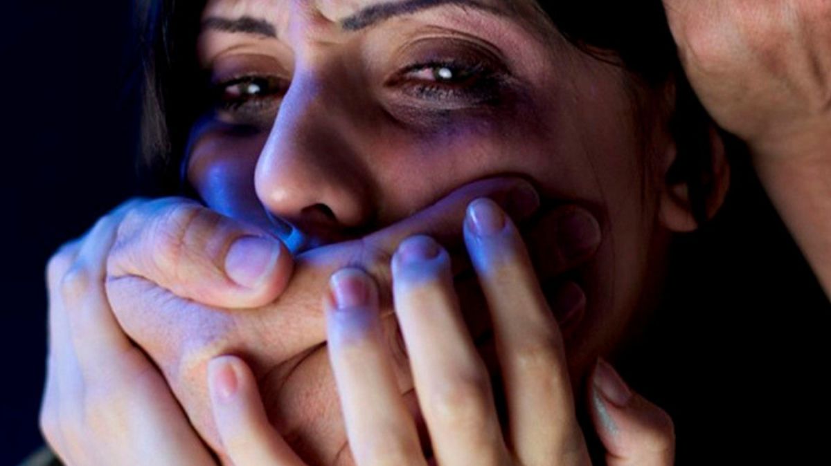 В Киеве мужчина угрожал женщине ножом и изнасиловал в лифте