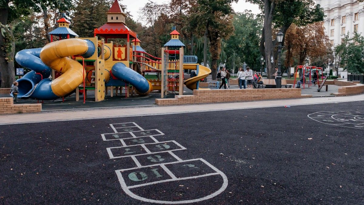 В Киеве покажут спектакль на детской площадке: кто, где и когда